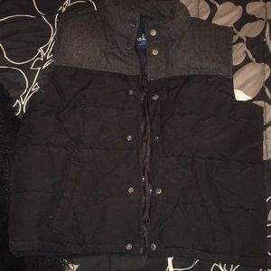 Old Navy Men’s puffer vest. Size: L